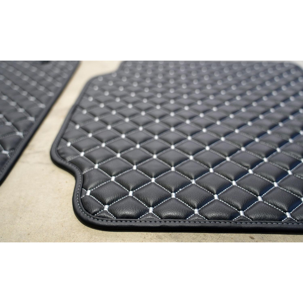 Eco leather mats QuiltyMats XPENG G9 (E38) from 2022 (Black / gray stitching)