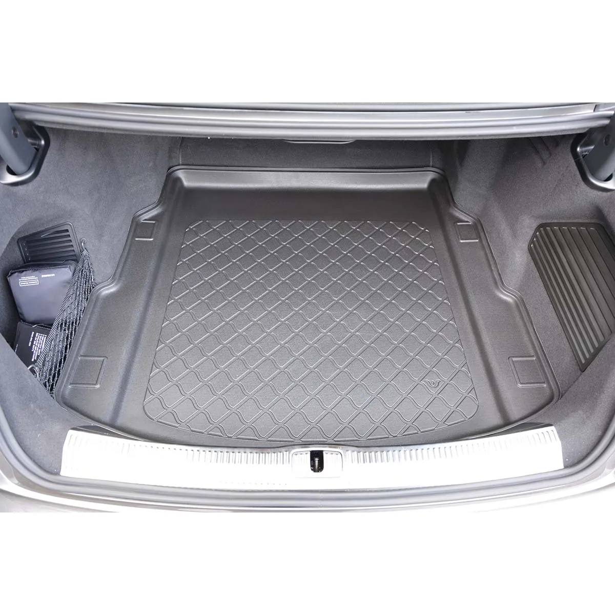 Trunk mat Audi A8 D5 Quattro Sedan from 2017 (not for TFSI e plug-in hybrid) Trunk mat Audi A8 D5 Quattro Sedan from 2017 (not for TFSI e plug-in hybrid)