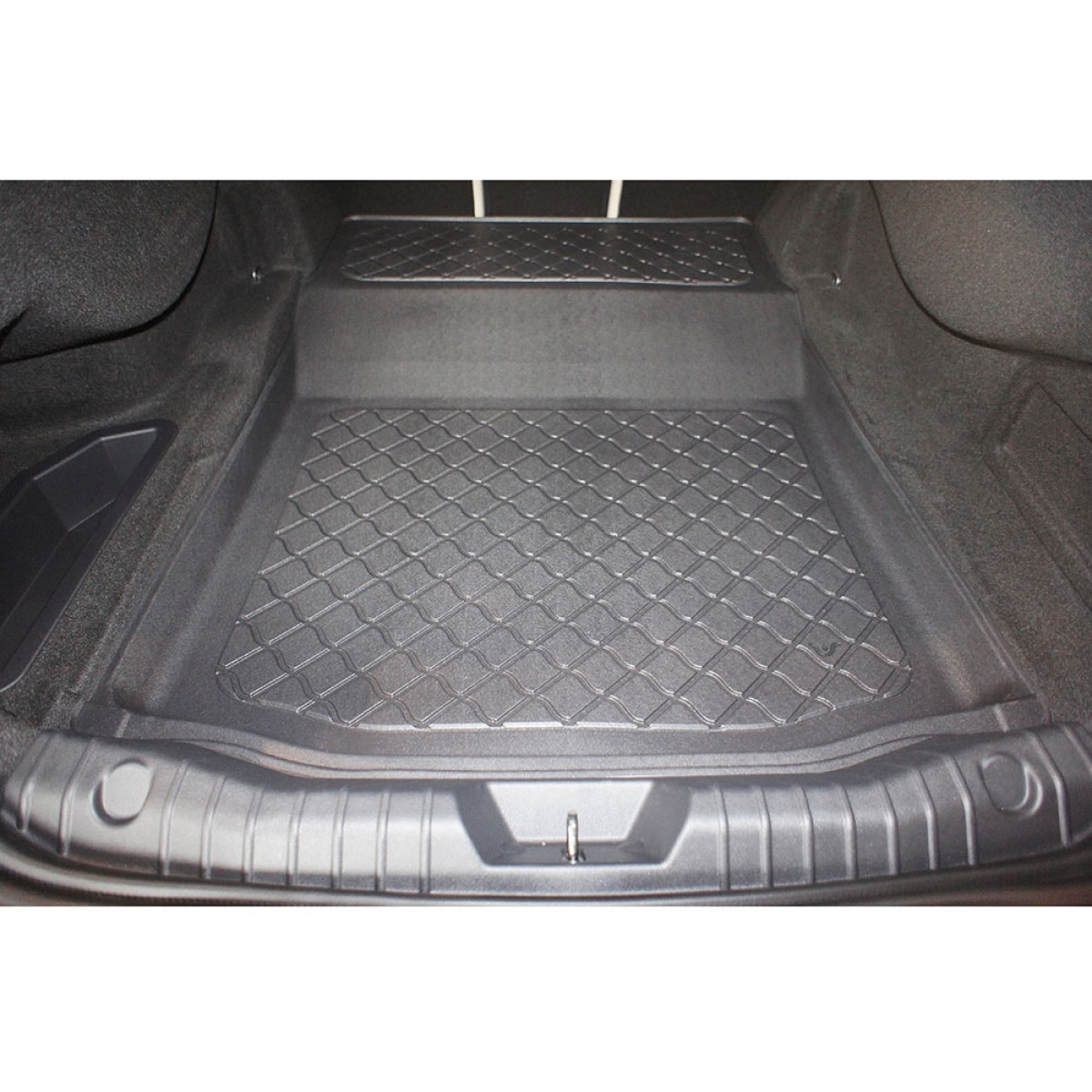 Trunk mat Jaguar XF Sedan from 2015 (version with a tool set located in the trunk) Trunk mat Jaguar XF Sedan from 2015 (version with a tool set located in the trunk)