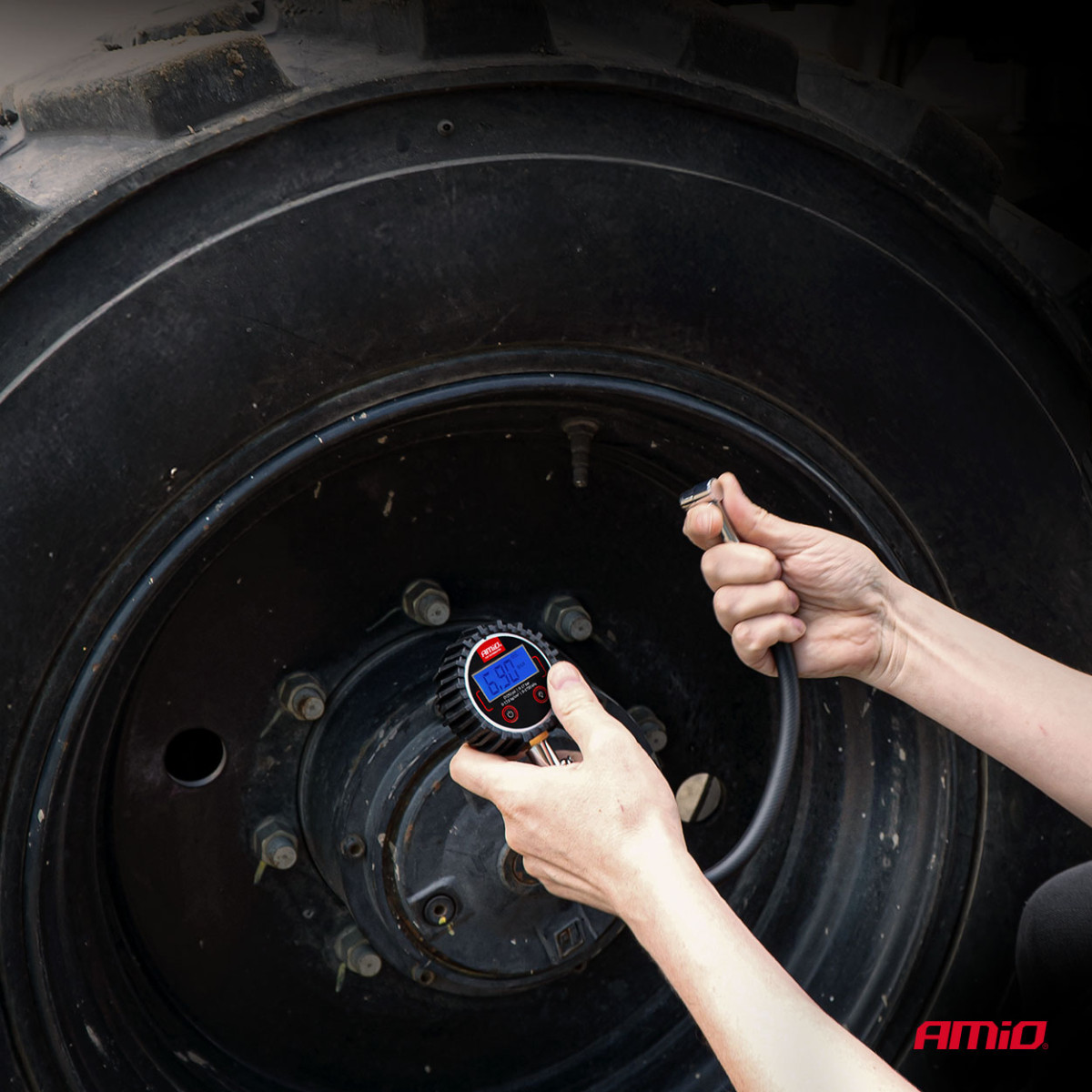 Digital pressure gauge with 30 cm hose and drain valve 17 bar AMIO-04465