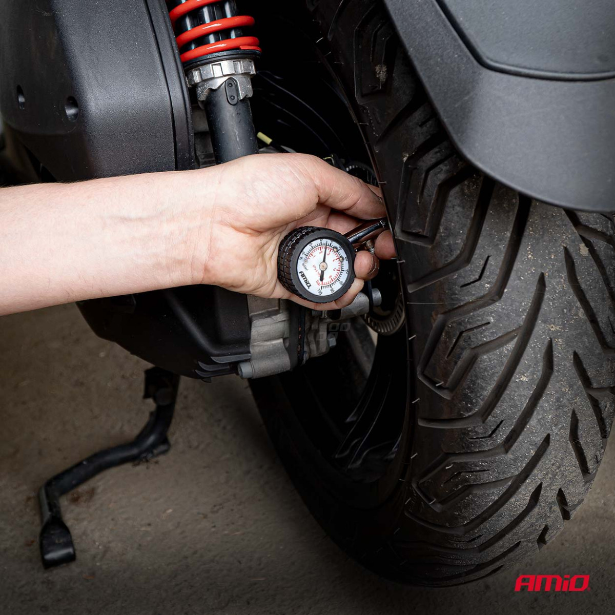 Mechanical pressure gauge with rotating head and drain valve 7 bar AMIO-04469