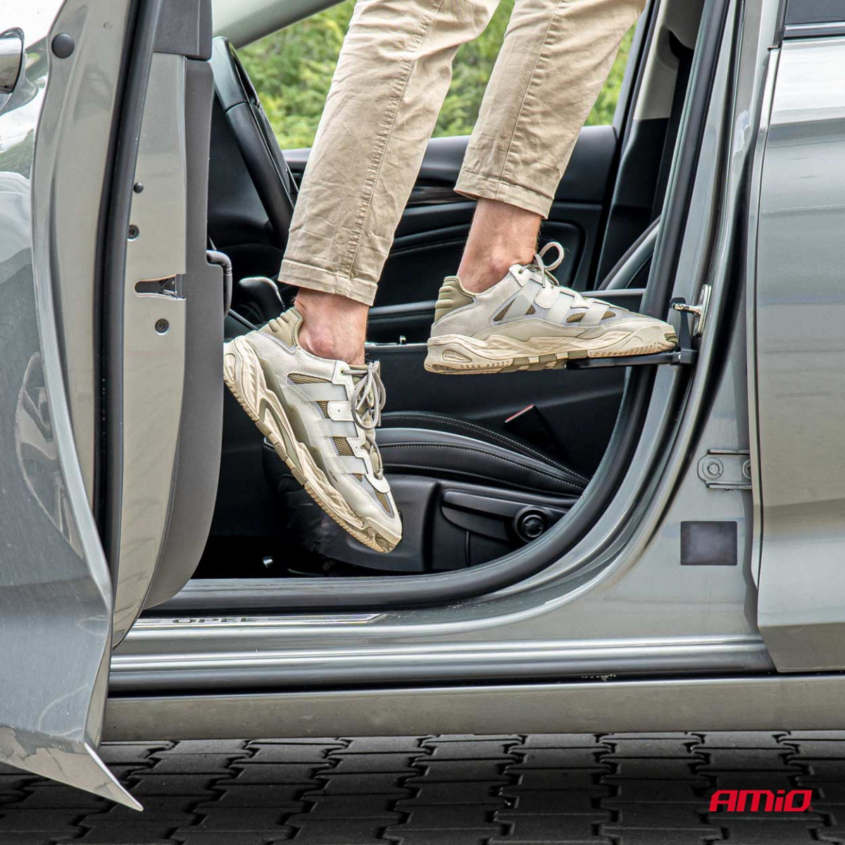 Step (platform) for convenient access to the roof rack AMIO-03288